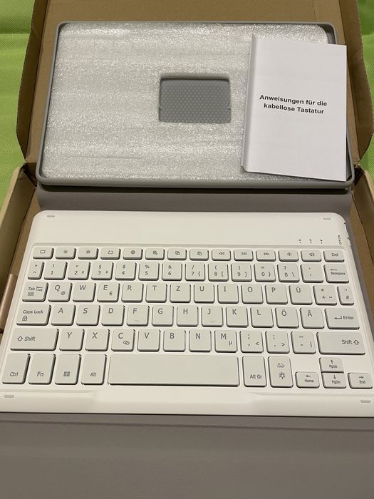 Etui. Etui do tabletu. Tablet. iPad. Klawiatura.