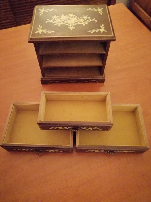 Guarda jóias japonês com caixa de música.
