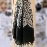 Szalik typu pashmina z tkaniny przypominającej gazę, 155×60 cm