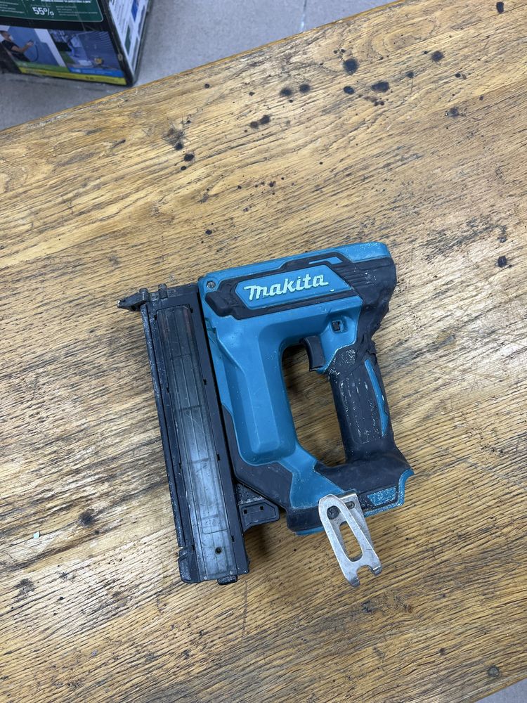 Аккумуляторный гвоздозабивной пистолет Makita LXT DFN350Z