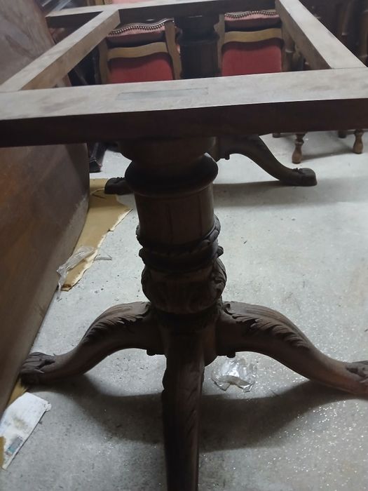 Mesa em madeira maciça  grande mede  2.40 x 1.10 com 8 cadeiras