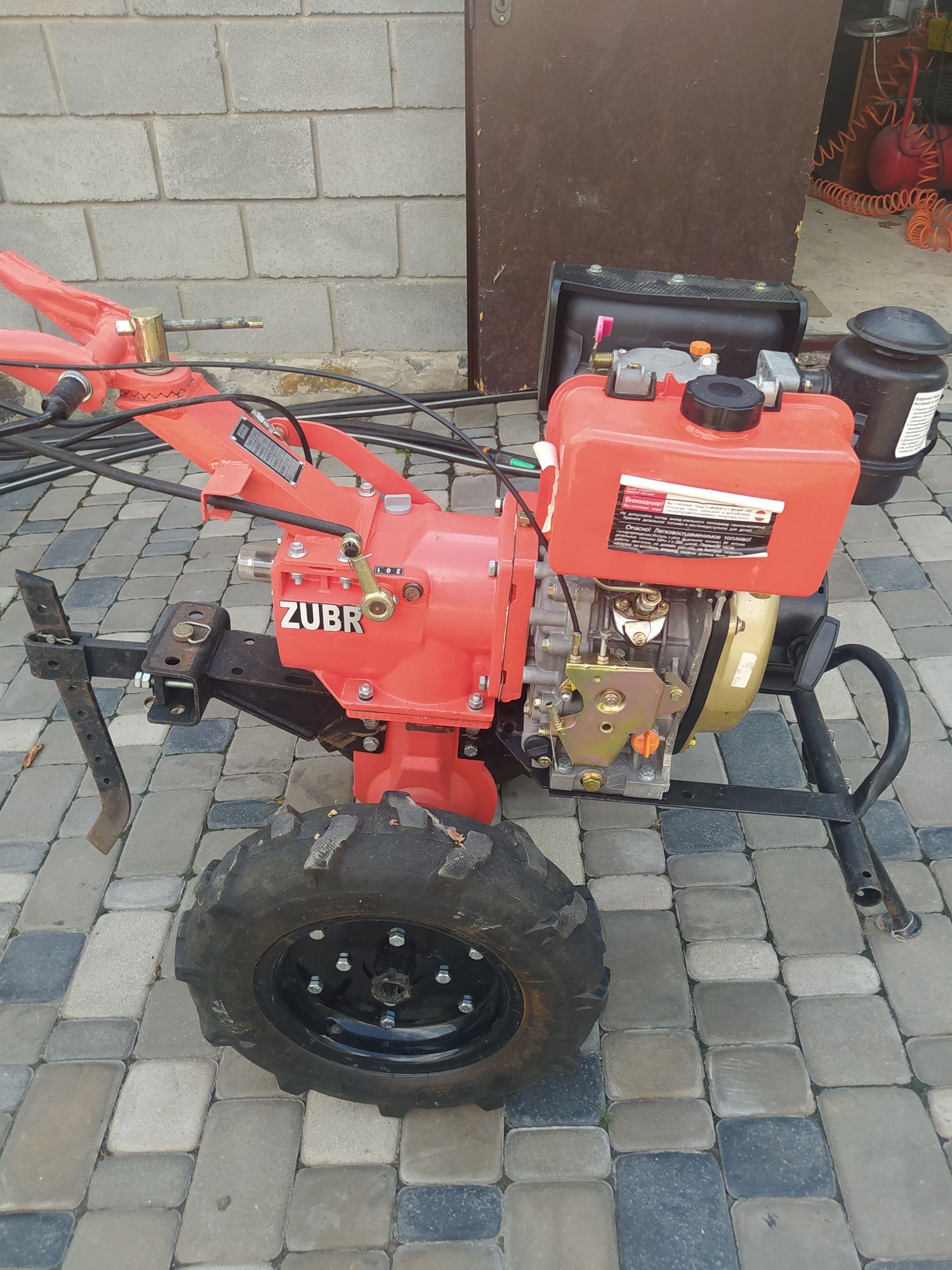 Продам мотоблок зубр 6 стан нового.