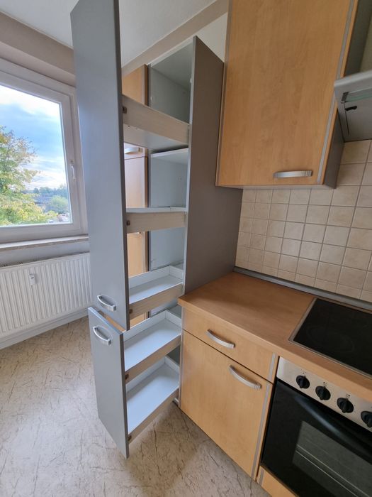 Bardzo ładny zestaw mebli kuchennych w zabudowie ze sprzętem.