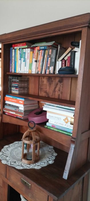 Stary drewniany kredens