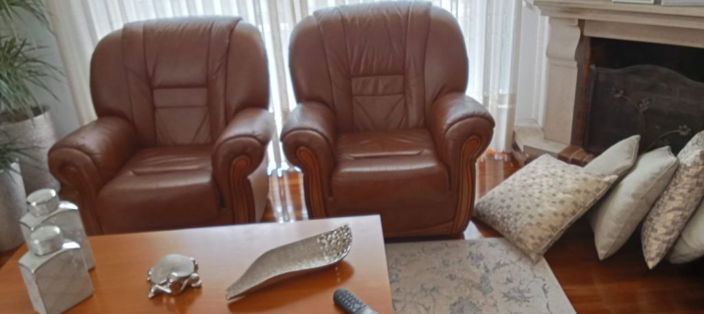 Três sofas de pele