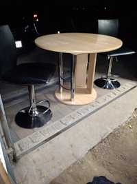 Stół I dwa krzesła barowe
