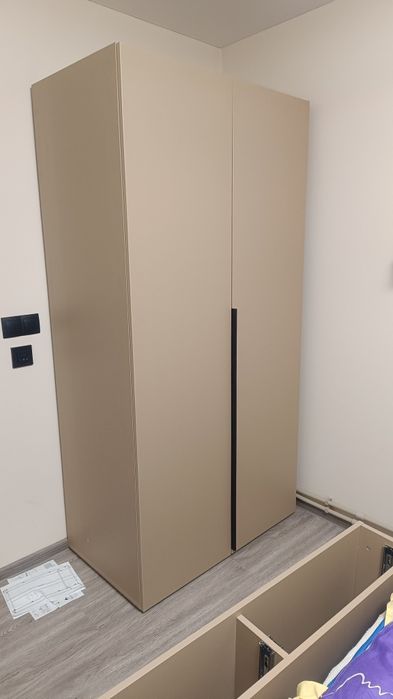 Збірка меблів шафи-купе, комоди, ліжка і тому подібне