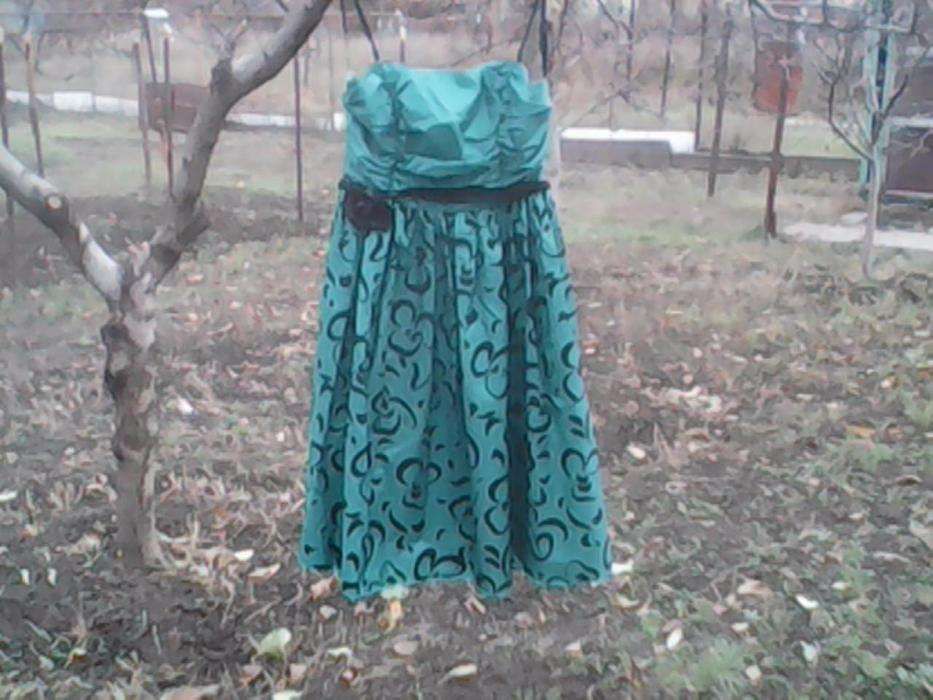 Платье вечернее  зеленый атлас с рисунком бархат