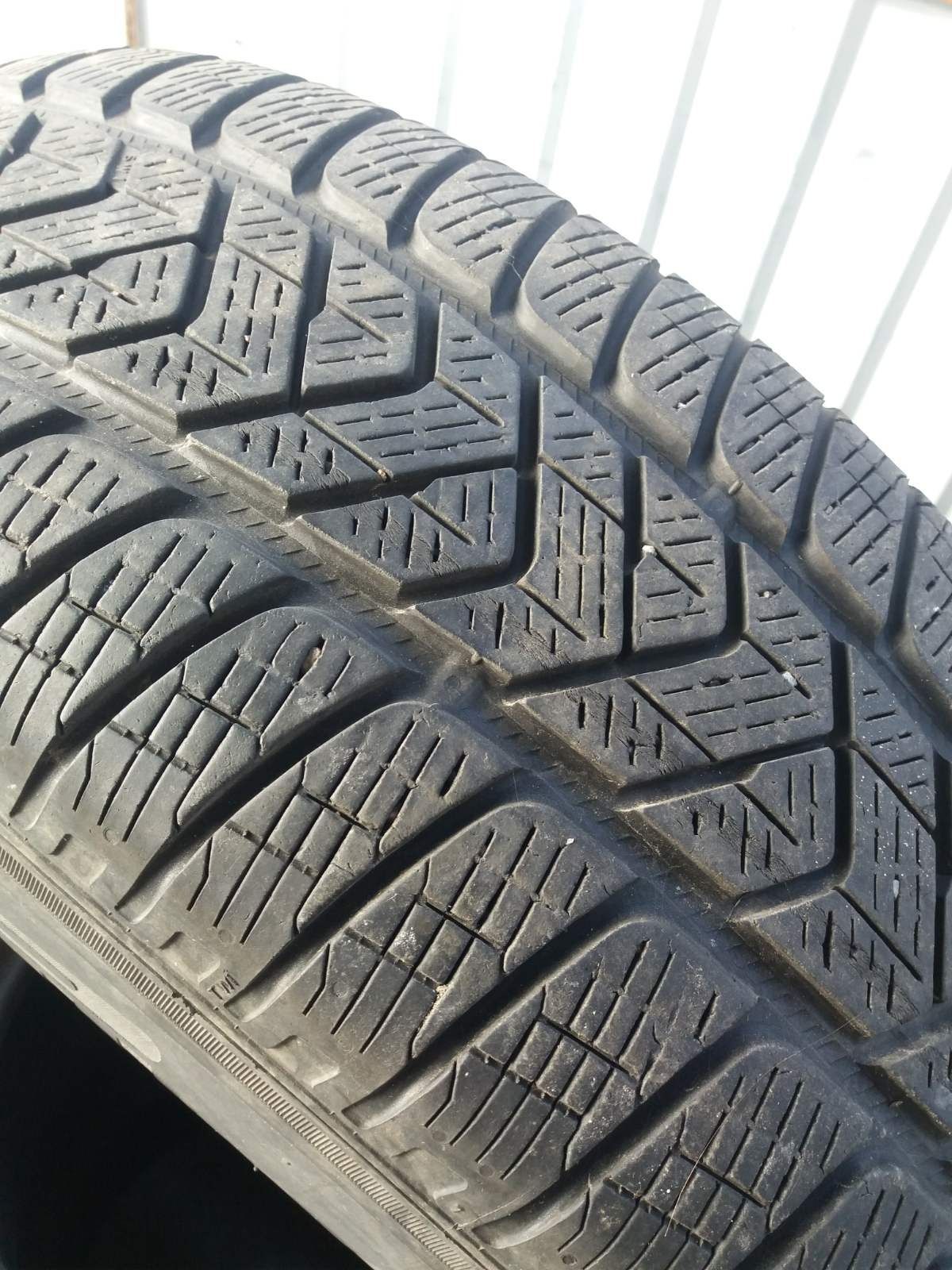 Шины зима Pirelli 235 65 R17 год 18 7 мм.