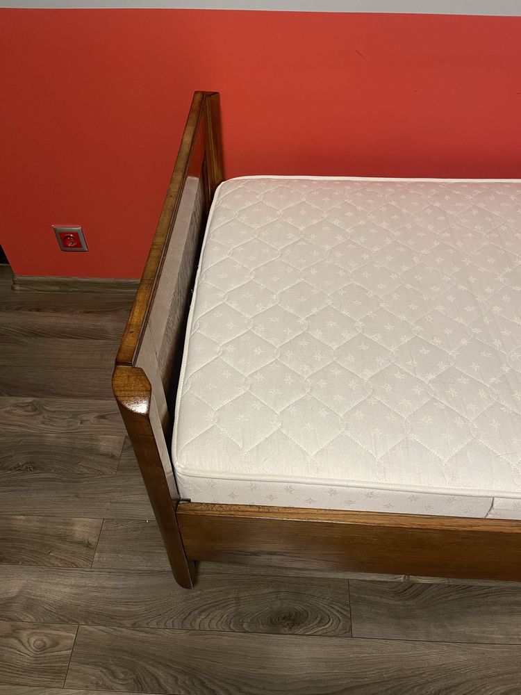 Drewniane łóżko z materacem
