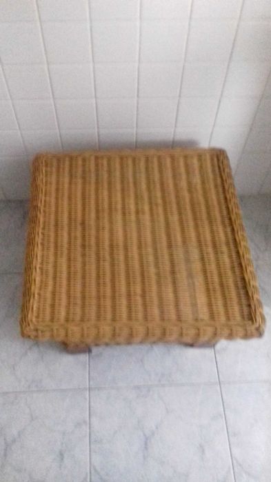 Mesa de apoio em vime