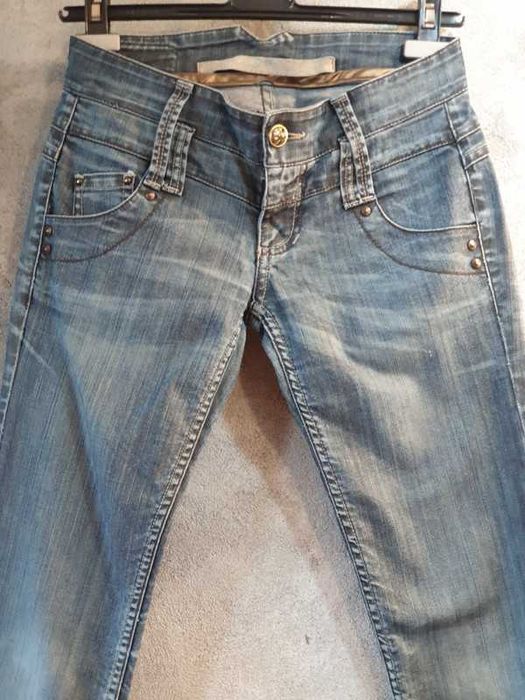 600 Dżinsy Stradivarius rozmiar 27/32
