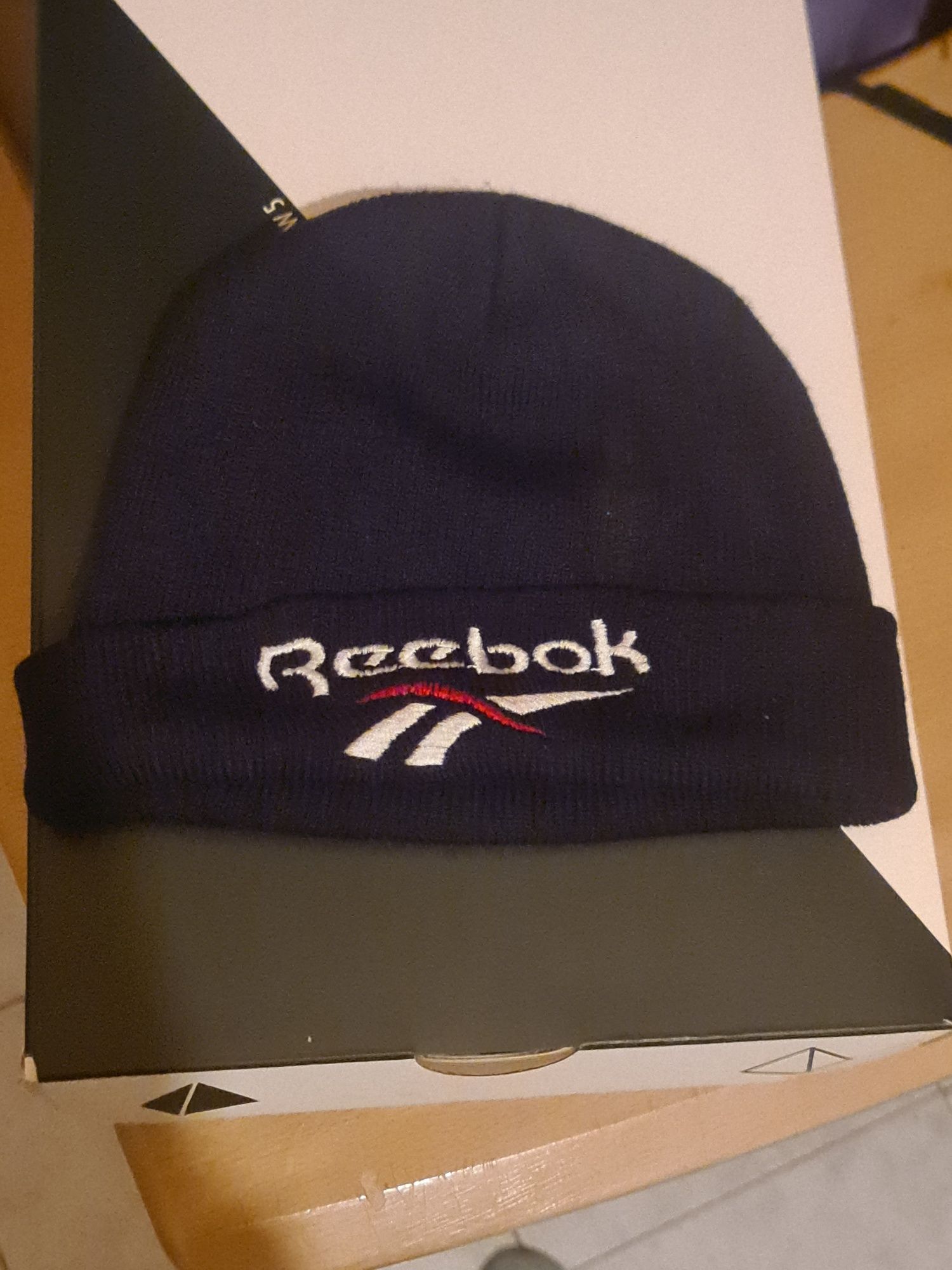 Vendo gorro Reebok preto