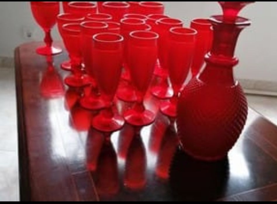 Conjunto 1 garrafa, 8 copos de água, 8 de vinho e 8 de champanhe