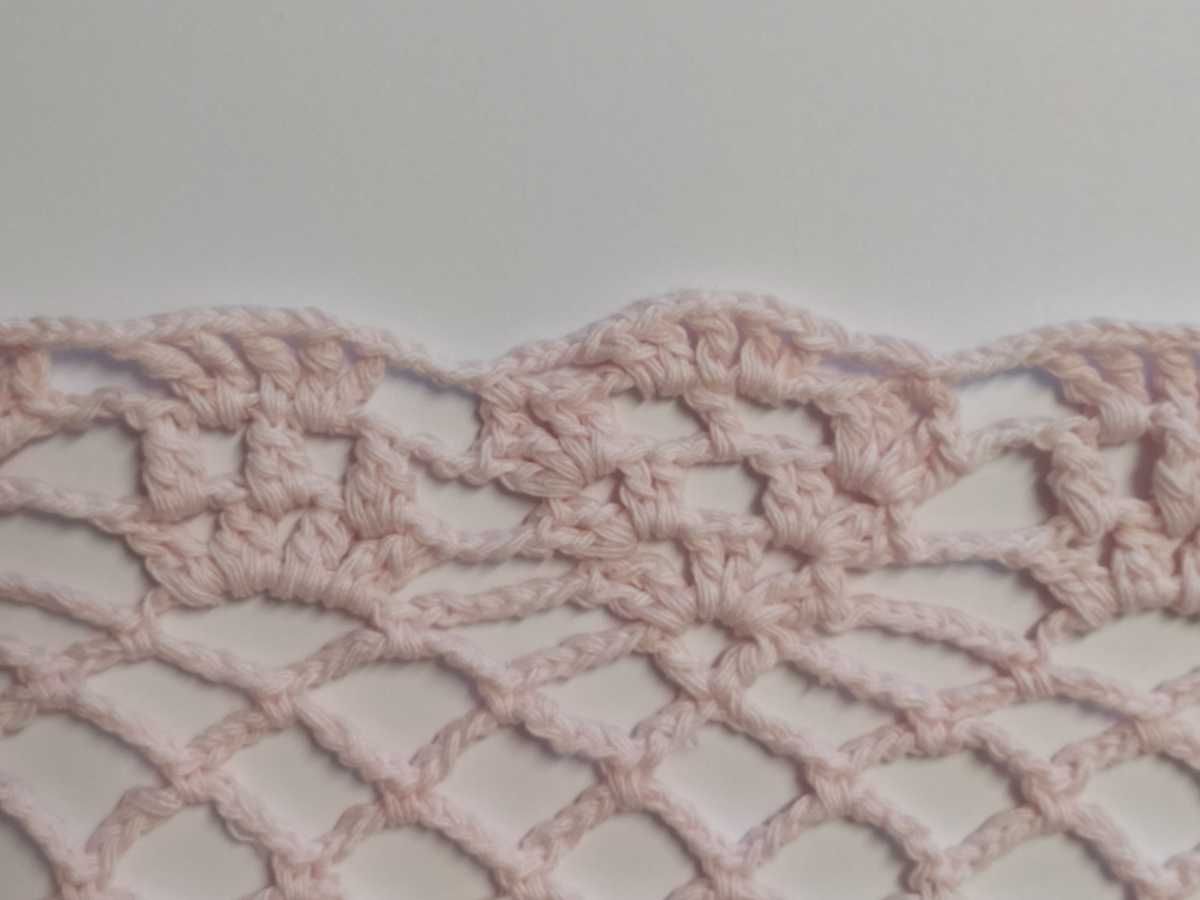 Obrus okrągły szydełkowy, bawełniany, różowy, średnica 120 cm