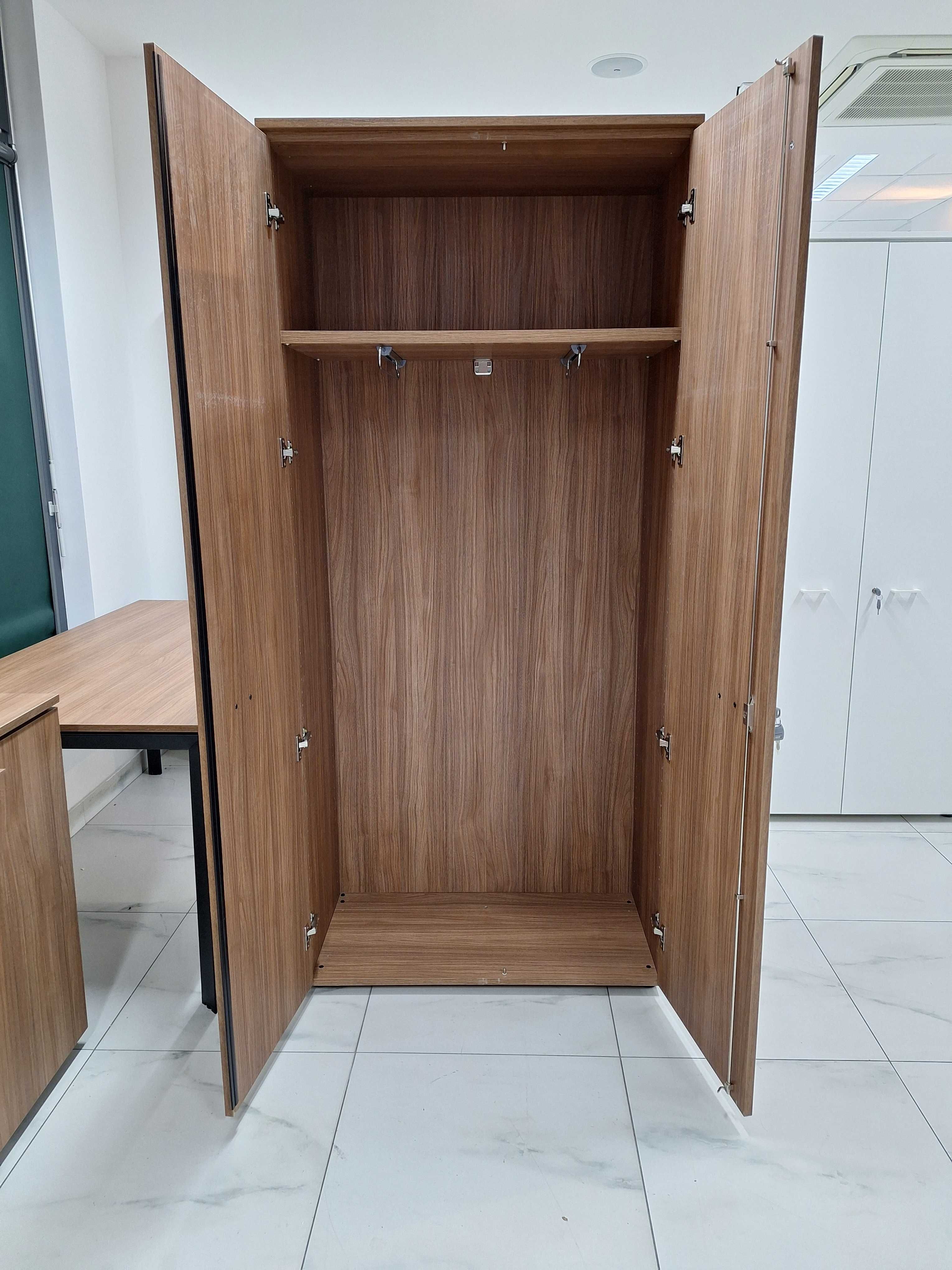 Szafa ubraniowa wysoka z drzwiami i zamkiem 90 x 46,3 x 198