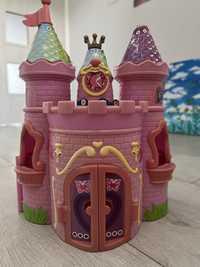 zamek zabawkowy + figurki i stolik z krzesłem