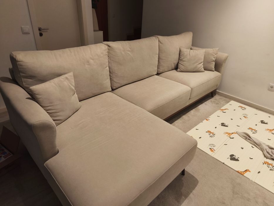 Sofá de 3 metros com chaise longue, Lojas Jom e boas condições.