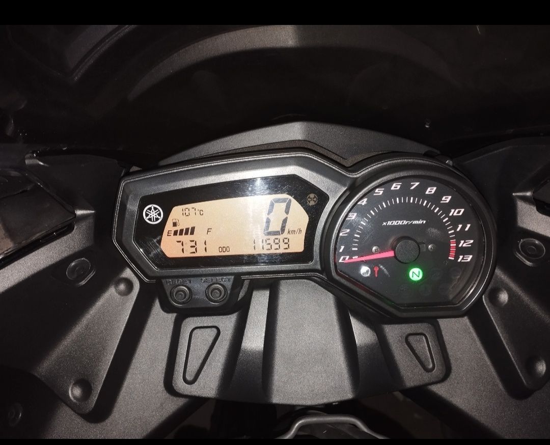 Yamaha XJ6 com carenagem completa e  ABS