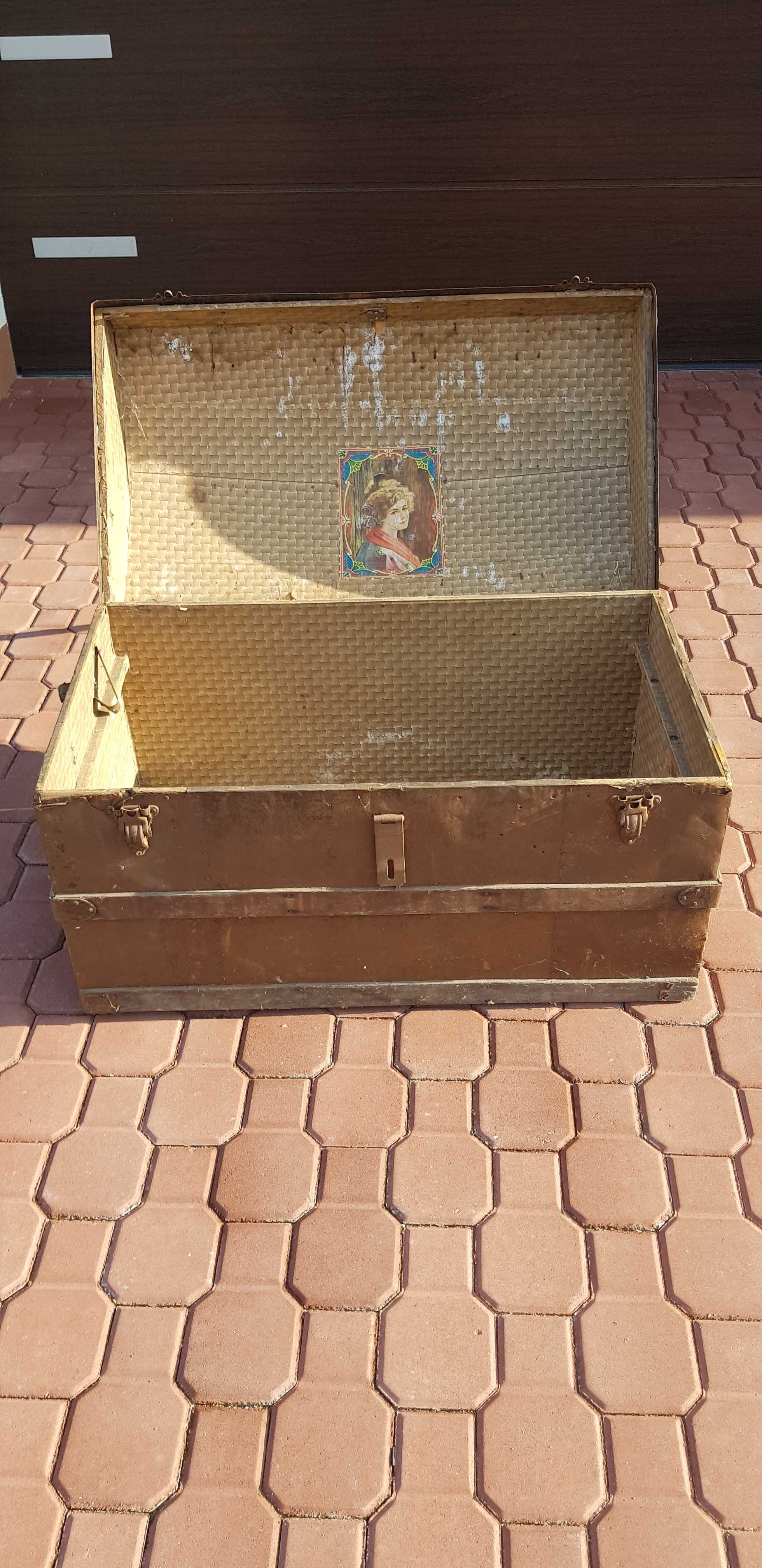 Stary kufer, skrzynia drewniana