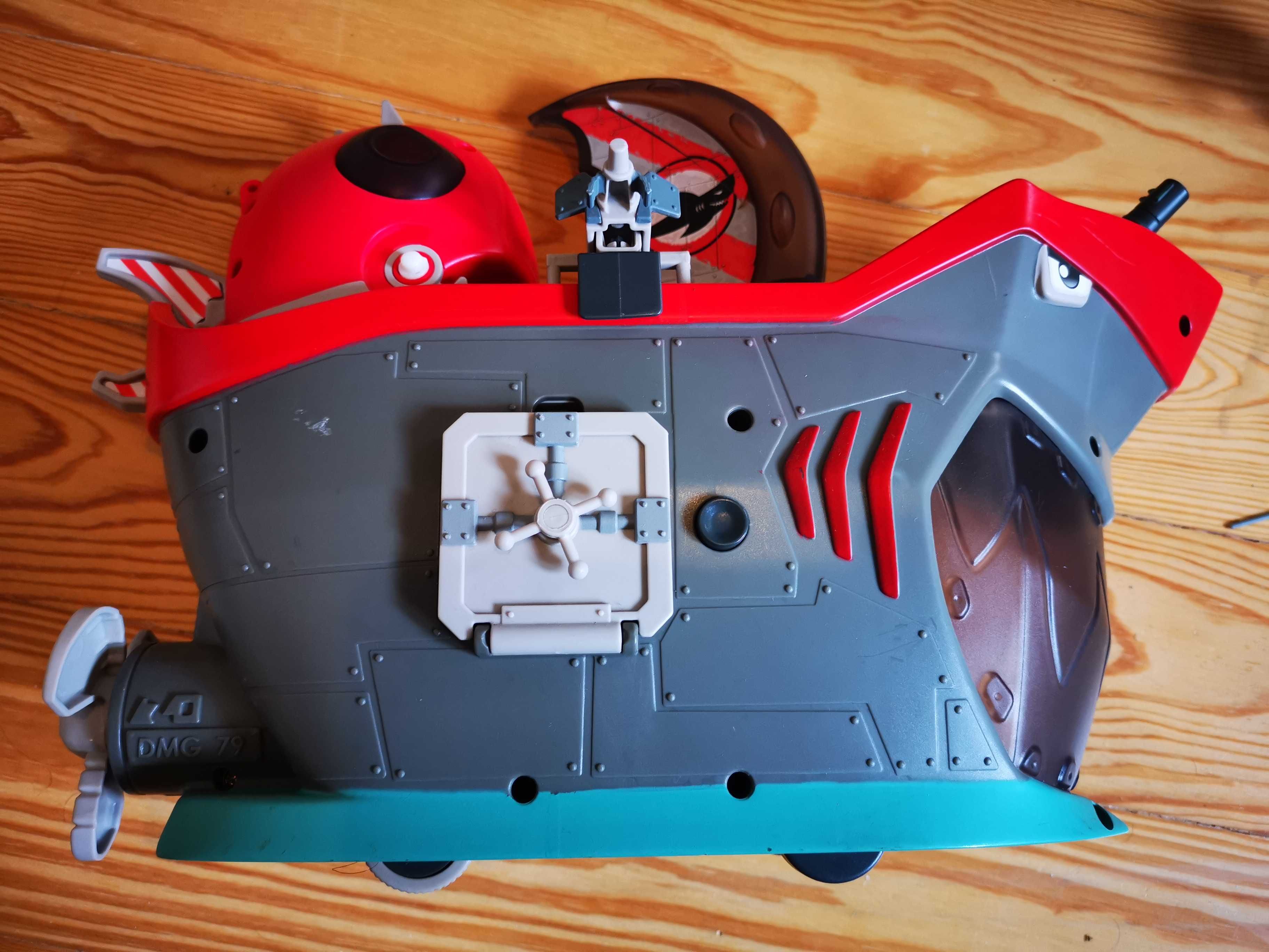 Barco de piratas Mutant Busters com todas as figuras