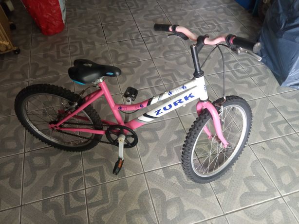 Bicicleta para menina até aos 8 anos de cor branca e rosa.