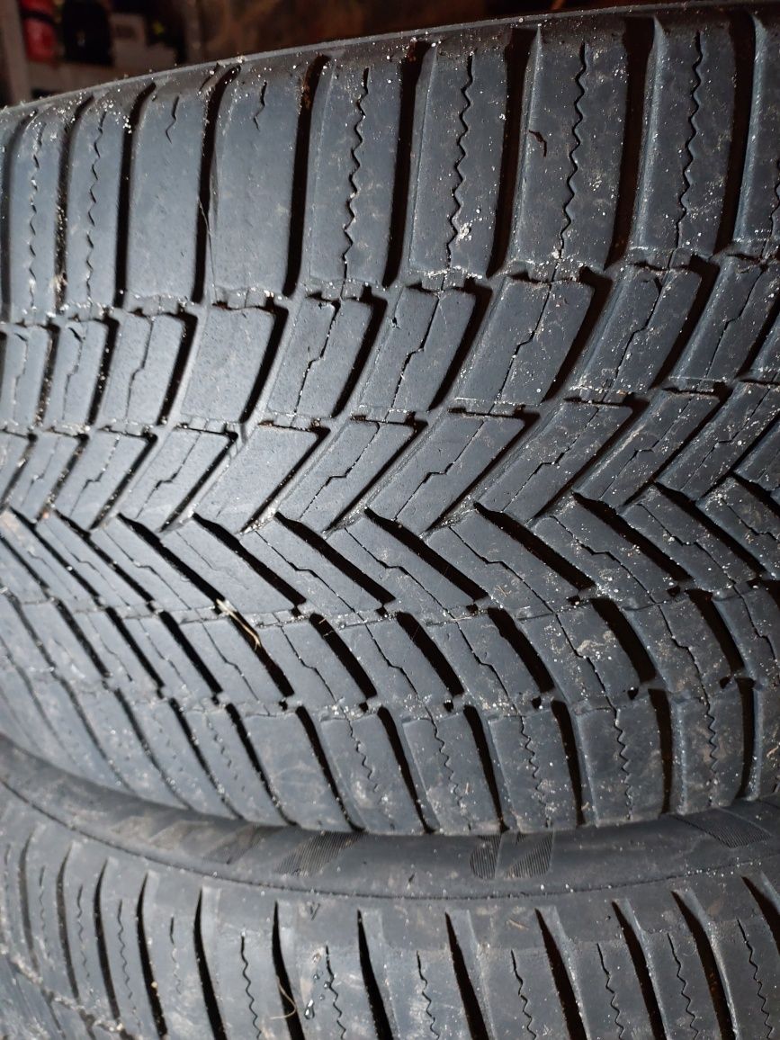 Opony Bridgestone wielosezonowe 245/45R18