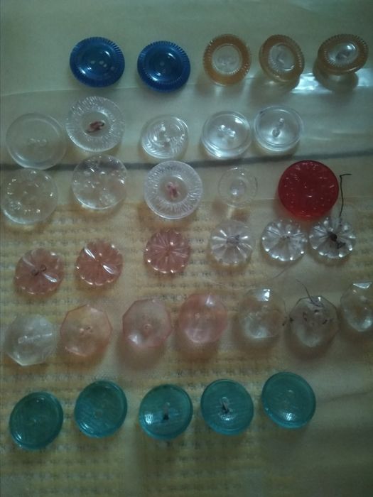 Лоскут, остатки гипюра.Кружево. Пуговицы.