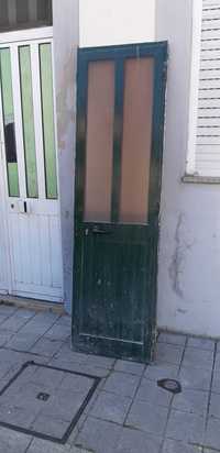 porta de aluminio verde com vidros com fechadura com aro