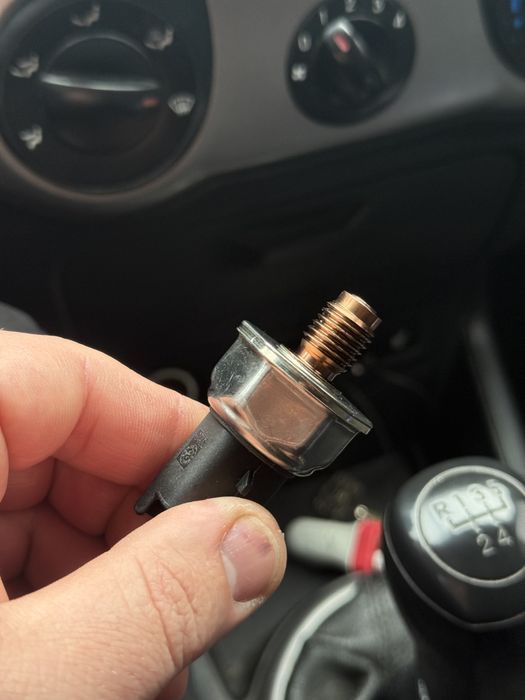 Датчик давления топлива в Common Rail рейке Peugeot Partner renault