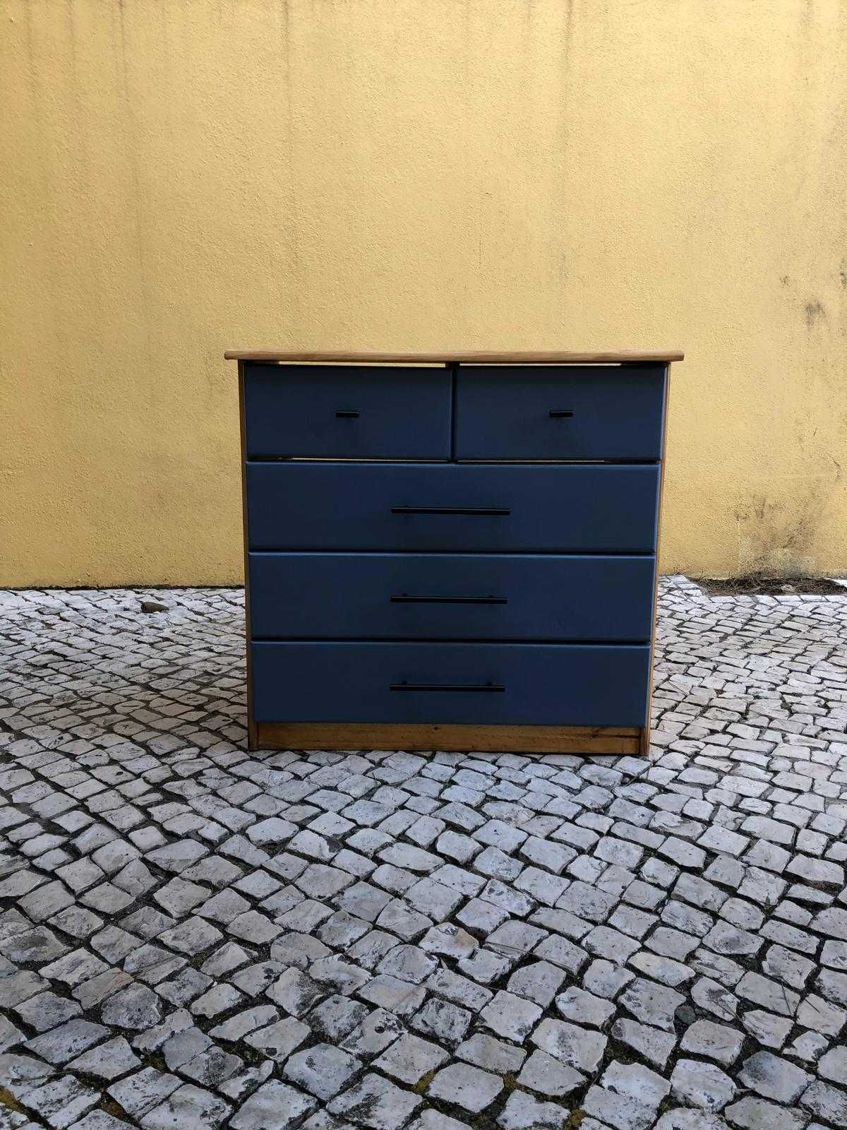 Cómoda em Pinho com Gavetas