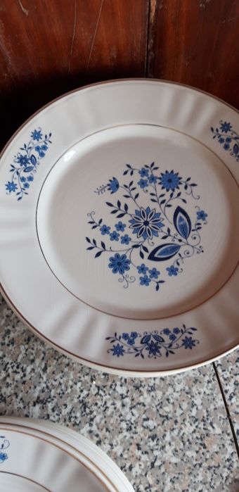 Conjunto de 33 Pratos Fábrica Loiças de Sacavém