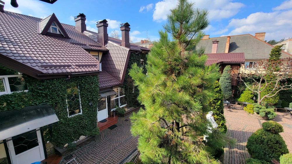 Продаж комерційної нерухомості з рестораном, сауною та апартаментами.