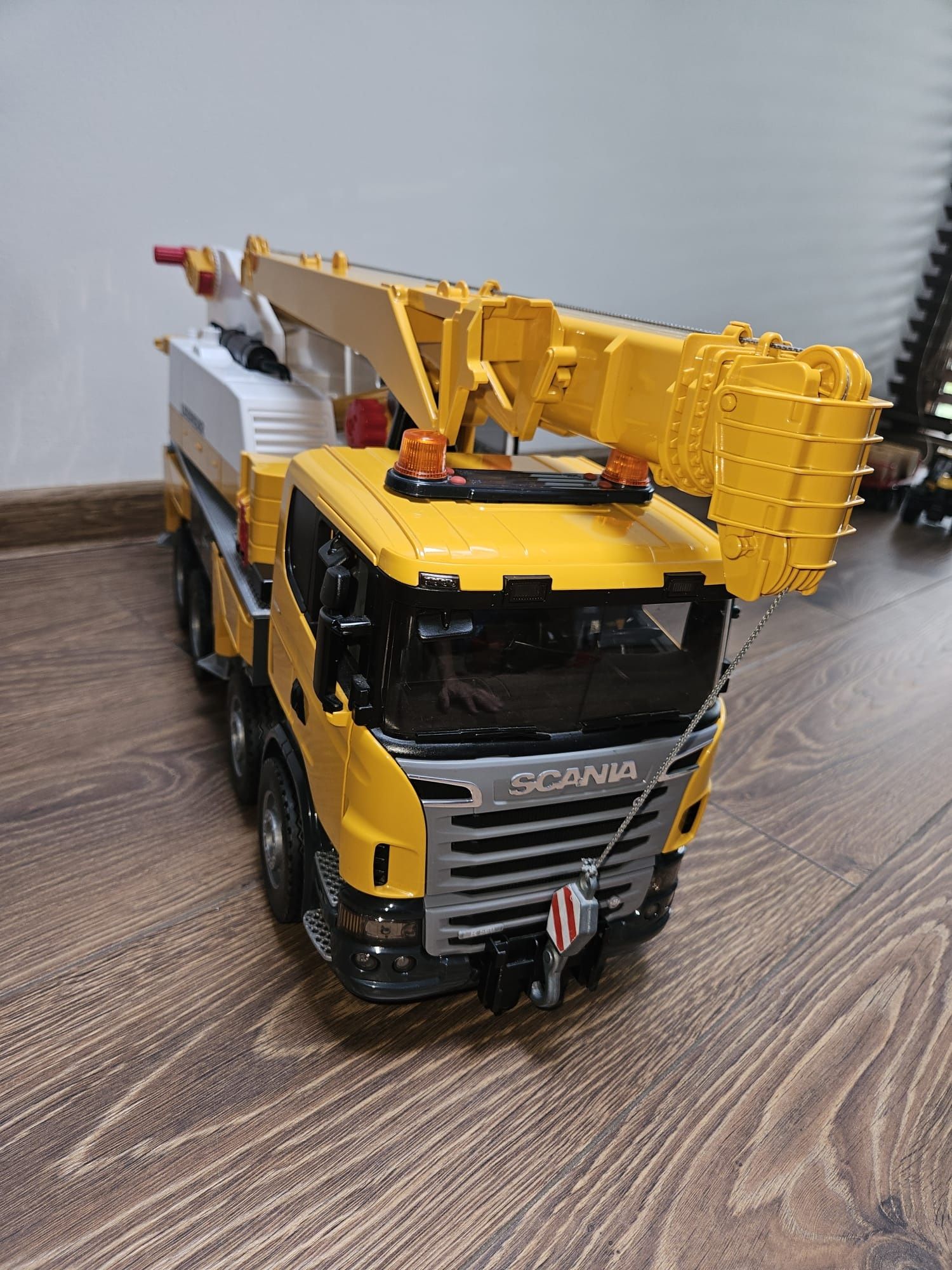 Bruder 03571 Scania Super z dźwigiem Liebherr
