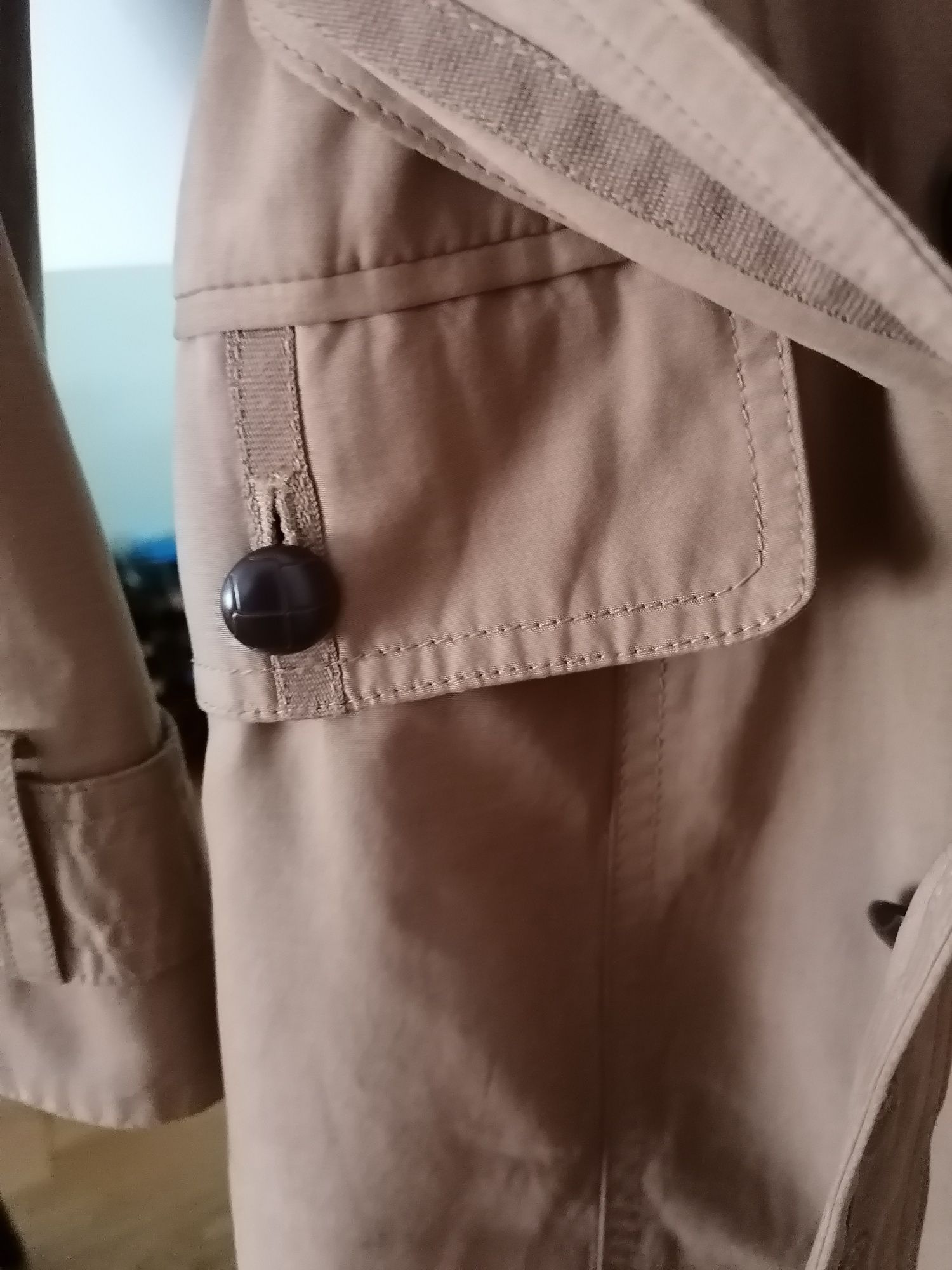 Gabardina impermeável com bolsos da C&A - veste L