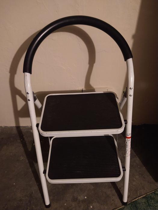 Drabinka schodkowa dwustopniowa, antypoślizgowa z oparciem