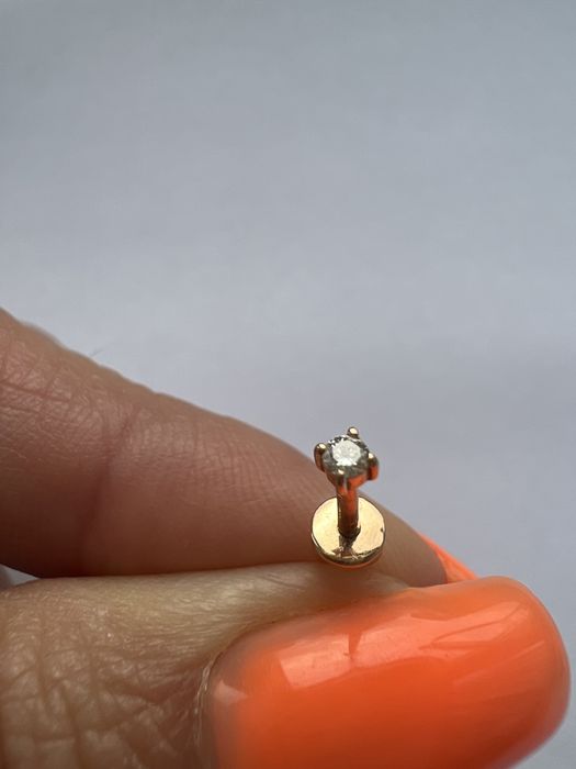 Золотая моно серьга с бриллиантом красное золото 585 проба