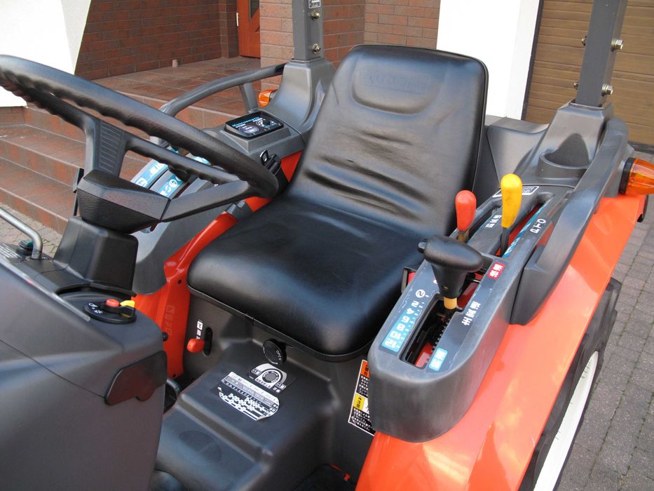 Mini Traktorek Kubota KB16 4X4 16KM Wspomaganie Rewers Mały Ogrodniczy
