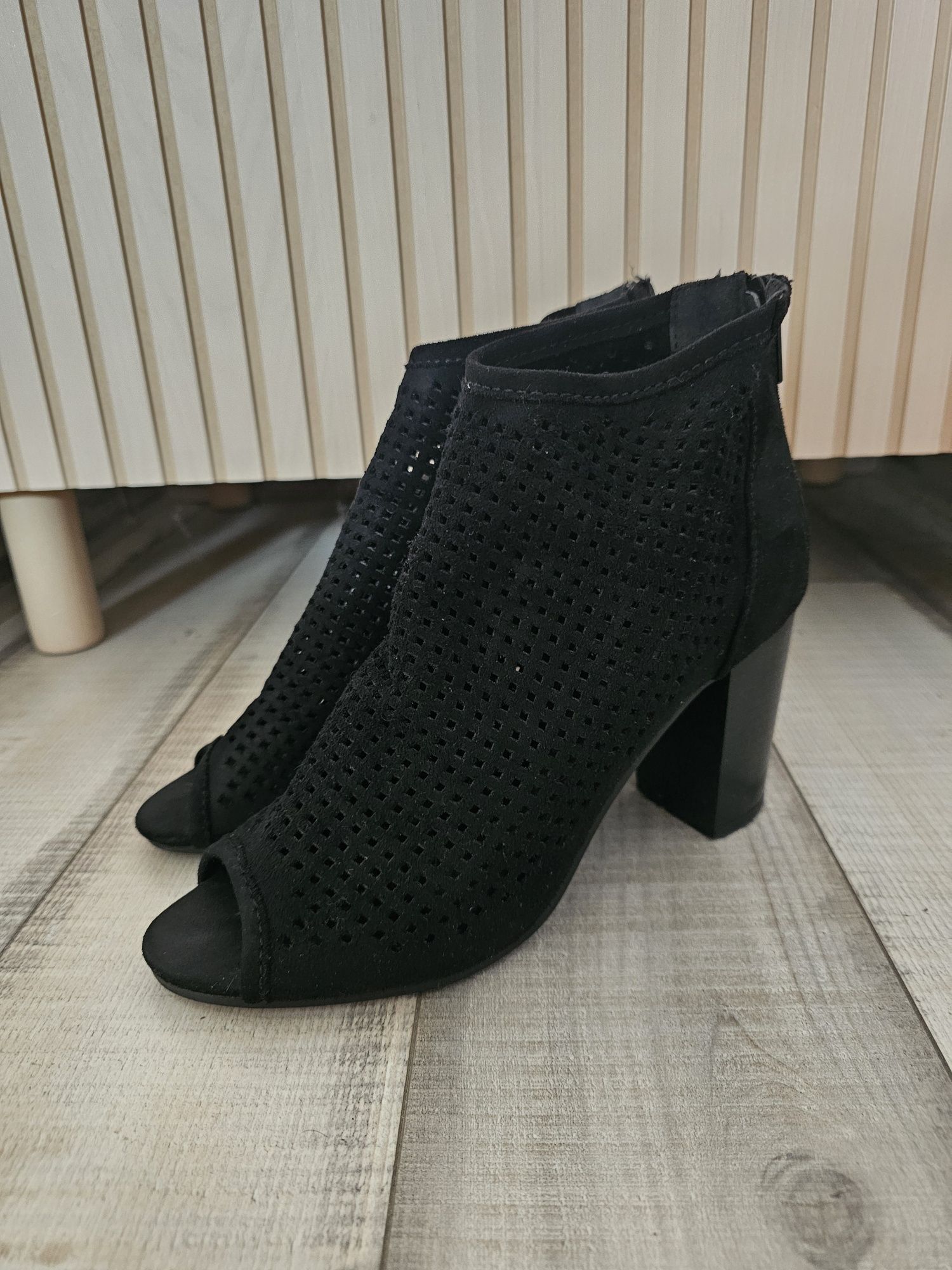 Czarne botki peep-toe