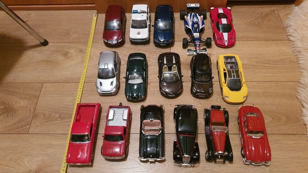 Vendo conjunto das 16 carrinhas 1:24