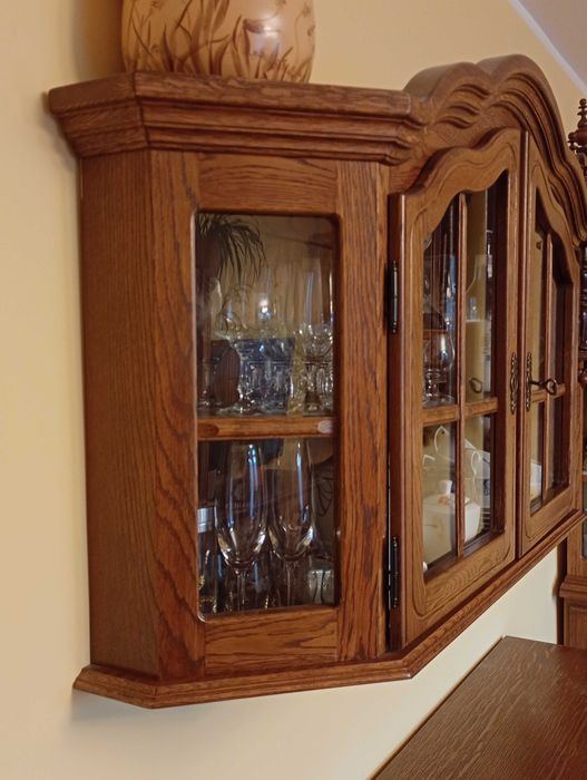 Stare meble w naturalnej okleinie dębowej - wyposażenie salonu