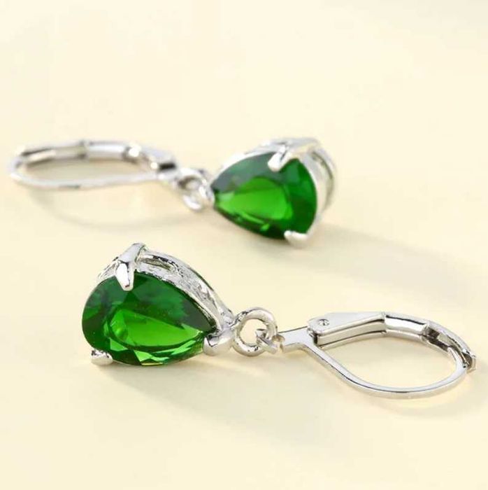 Brincos prateados com zircônia CZ verde esmeralda