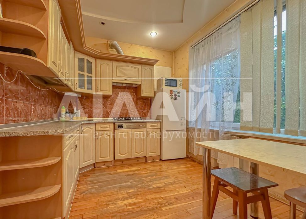 Краща локація! 2х кімн. Сталінка у Центрі міста!