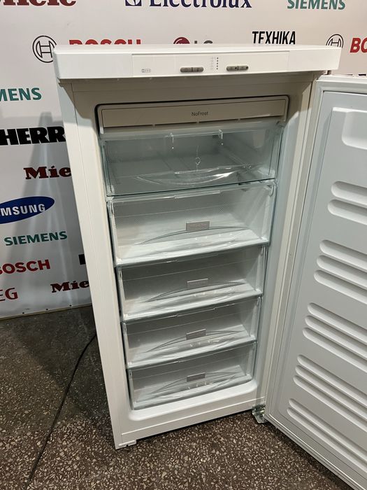Морозильна камера Miele FN12220S з Німеччини