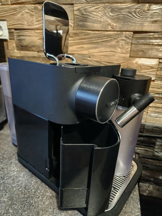 Капсульна кавоварка Кавомашина Nespresso Delonghi en650b lor crups