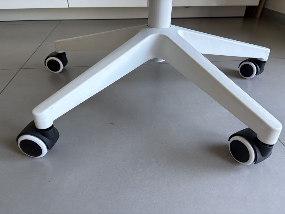 Fotel biurowy czarny material/ biale dodatki