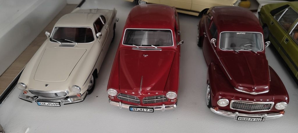 Kolekcja modeli aut 1/18 AutoArt, Revel