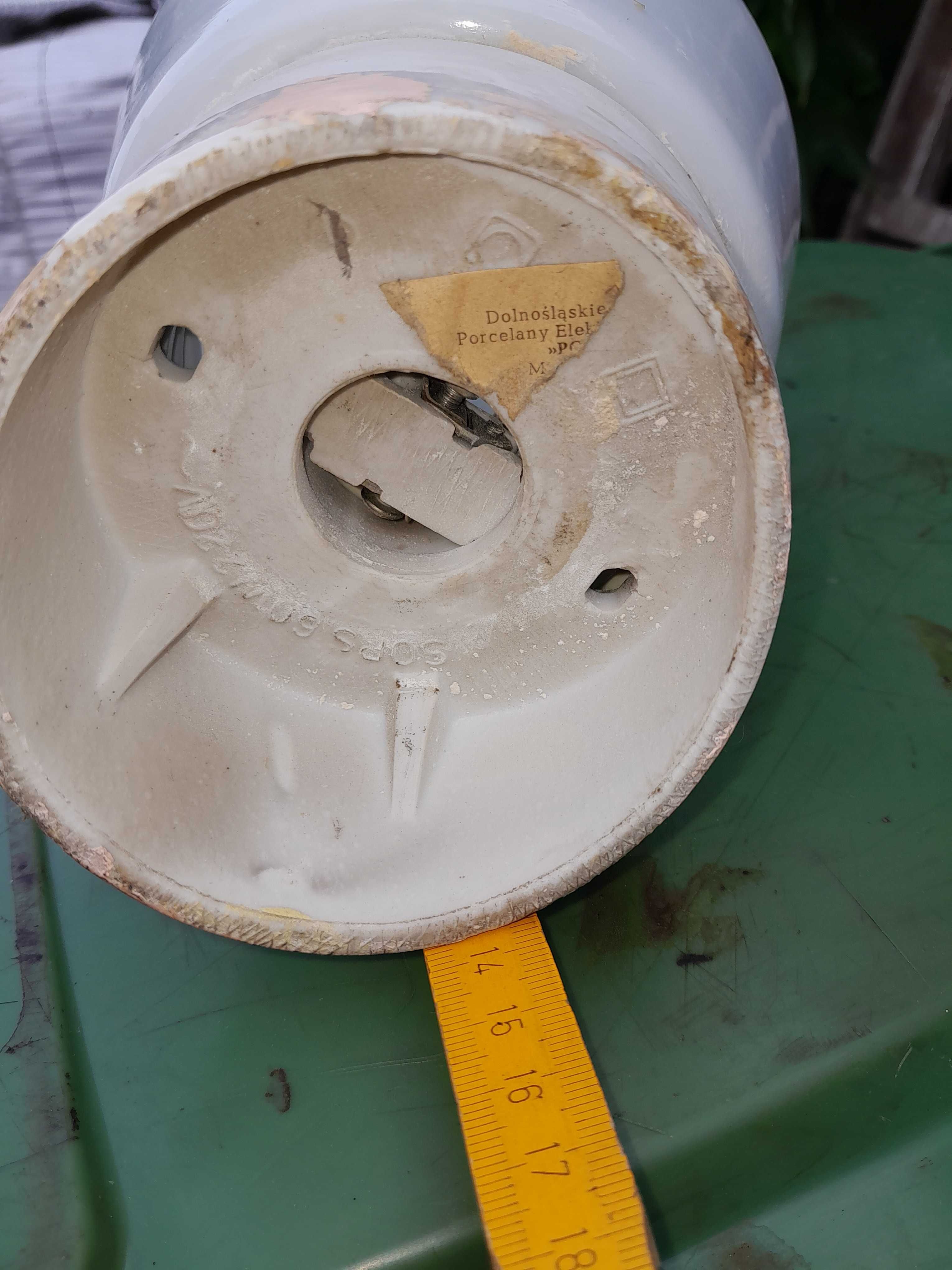 Stara oprawa ceramiczna lampy garażowej piwnicznej