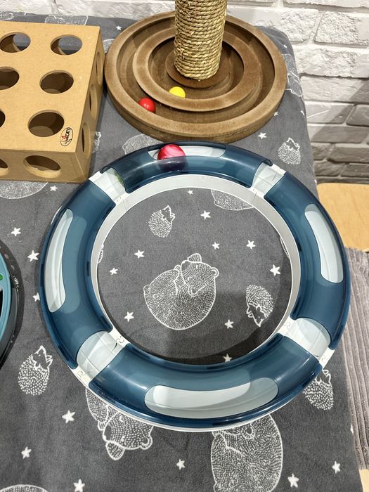 Zestaw zabawek legowisko oraz mata wechowa dla kociaka kota