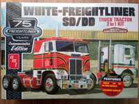 AMT 1046 - White-Freightliner SD/DD - 1/25 - Model do sklejania